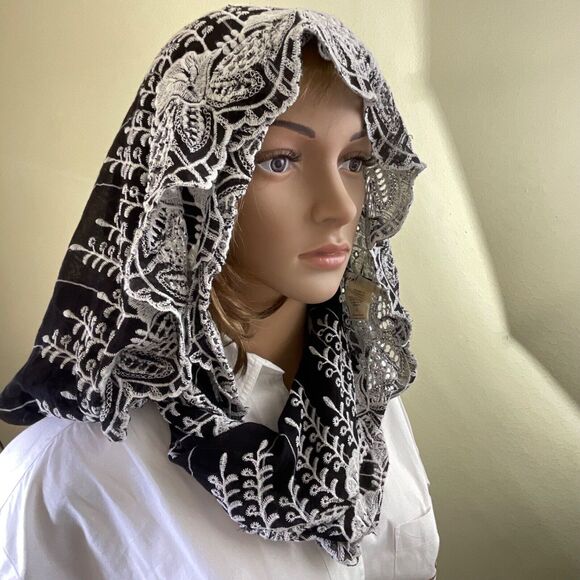 Floreat Women’s infinity Scarf One Size multipurpose embroidered lace. - Picture 2 of 10